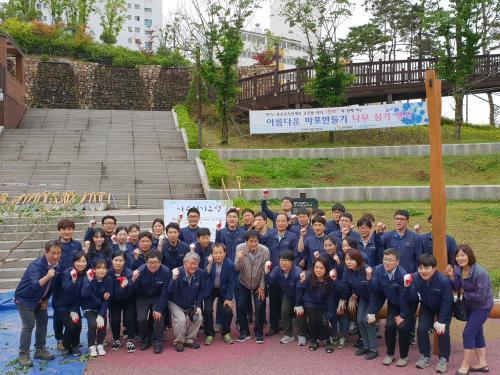 (주)신보 임직원 50여명은 지난 18일 쌍룡산 근린공원을 찾아 '봄꽃나무 심기'행사를 개최했다.