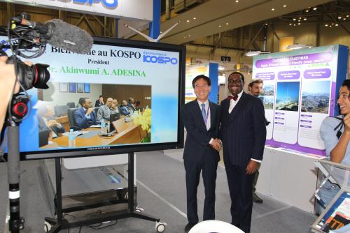 아데시나(Akinwumi Adesina) AfDB 총재(오른쪽)가 24일 부산 벡스코에 설치된 남부발전 기업전시관에 방문해 김동수 남부발전 해외사업실장과 인사를 나누고 있다.
