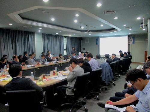 ‘첨단 방사광가속기 구축 타당성 조사 2차 자문회의’에 참석한 전문가들이 차세대 방사광가속기 구축 방안에 대해 논의를 벌이고 있다.