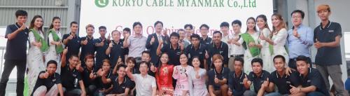 정용호 대표와 고려전선 미얀마 법인 임직원들이 공장 준공을 기념해 포즈를 취하고 있다.