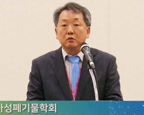 김창락 방사성폐기물학회장이 지난달 31일 부산 BEXCO에서 열린 ‘2018 춘계 학술발표회’ 개회식에서 개회사를 하고 있다.