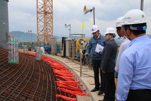 김형근 한국가스안전공사 사장(왼쪽 두 번째)이 가스공사 제주애월 LNG인수기지 건설현장을 방문해 가스공사 관계자로부터 설명을 듣고 있다. 
