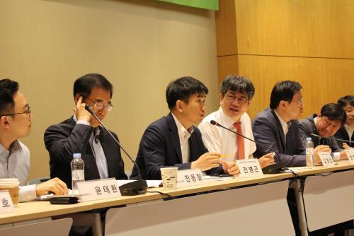 11일 서울 코엑스에서 열린 제 12차 전력포럼에서 전문가들이 모여 지속가능하고 건전한 신재생에너지를 위한 정책에 대해 이야기를 나누고 있다. 