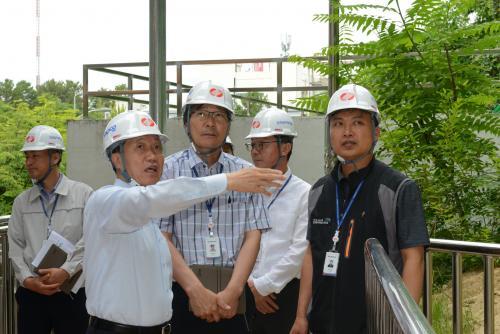 정상봉 사장(왼쪽 두번째)과 이상민 노동조합위원장(오른쪽 첫번째) 등 노사합동 안전 점검단이 특별안전점검을 하고 있다.