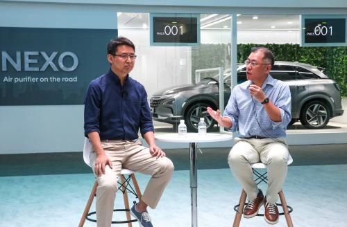 자오용(왼쪽) 딥글린트 최고경영자와 정의선 현대차 부회장이 중국 상하이 신국제엑스포센터에서 열린 ‘CES 아시아 2018’에서 기술 협력 파트너십에 대해 발표하고 있다. 사진=현대차 제공