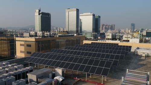 삼성전자 수원사업장 단지 옥상에 설치된 태양광 발전 패널.