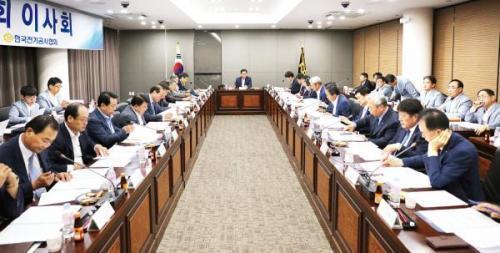 한국전기공사협회는 18일 중앙회 7층 회의실에서 제505회 이사회를 열고, '신재생에너지 표준 품셈 제정 추진'등 4개 안건을 의결했다.