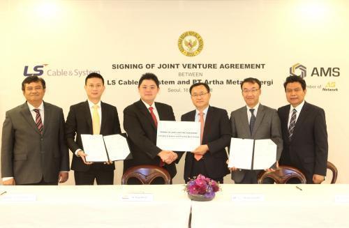 명노현 LS전선 대표(왼쪽 네번째)와 판지 위나타 AG그룹 회장(왼쪽 세번째)이 계약서를 교환하고 있다.