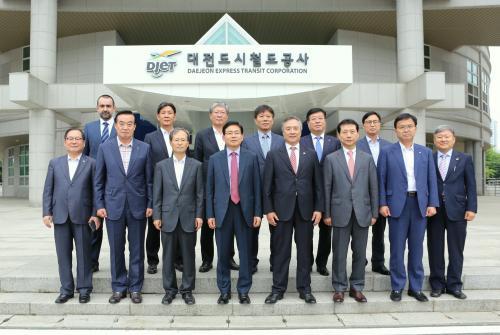 19일 대전도시철도공사 본사 회의실에서 열린 ‘2018년도 도시철도 기관장 회의’에서 전국 도시철도 운영기관 대표들이 기념촬영을 하고 있다.