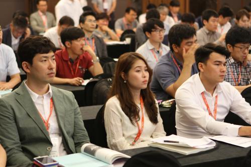20일 서울 양재동 더케이호텔에서 열린 ‘제10회 전력설비 상태감시진단(PECMD) 국제기술세미나’에서 참가자들이 발표를 경청하고 있다.