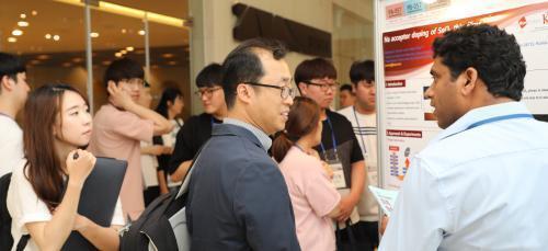 전기전자재료학회 하계학술대회 참가자들이 포스터 세션장에 전시된 논문들을 살펴보고 있다.