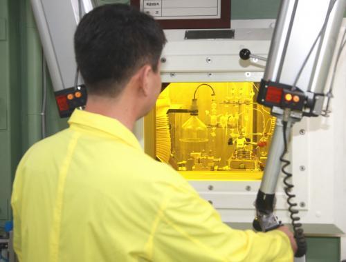 연구자가 방사성동위원소 생산 시설에서 루테튬(Lutetium)-177을 제조하고 있다.
