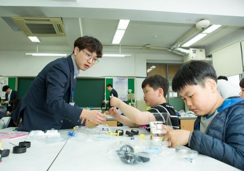 현대모비스 직원들이 서울 개원초등학교 학생들을 대상으로 열린 주니어 공학교실에서 태양광차에 대해 설명하고 있다. 사진=현대모비스 제공