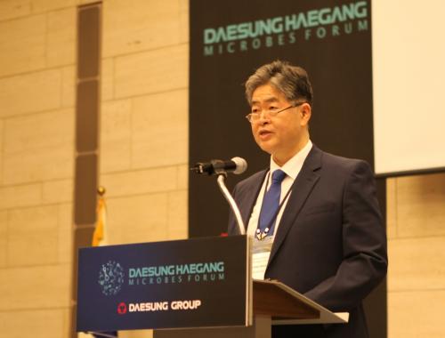김영훈 대성그룹 회장이  ‘2018 대성해강미생물포럼’에서 개회사를 하고 있다.  