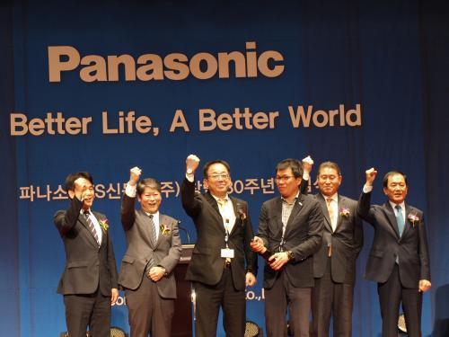 오사 노부히로 사장(왼쪽에서 세번째)과 일본 파나소닉의 시나다 마사히로 부사장(왼쪽에서 두번째), 배홍기 전 회장(오른쪽에서 두번째) 등 파나소닉ES신동아의 전현직 임원들이 창립 30주년을 축하하면서 파이팅을 외치고 있다. 