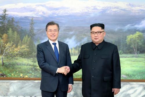 문재인 대통령과 김정은 국무위원장이 제2차 남북정상회담에 앞서 악수하고 있다(사진 = 청와대) 