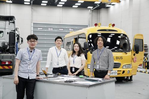(왼쪽부터)윤민영, 조충훈, 김소영, 정승호 연구원이 ‘스케치북 윈도우’ 기술을 개발했다. 사진=현대차 제공