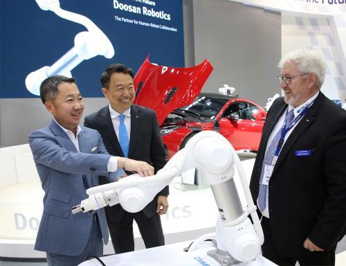 박정원 두산그룹 회장(왼쪽)과 이병서 두산로보틱스 대표가 두산로보틱스 부스에서 독일 로봇시장 딜러업체 대표와 두산 협동로봇에 대해 이야기를 나누고 있다.
