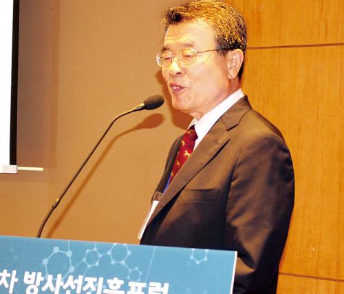 지난 6월 27일 서울 코엑스에서 열린 ‘제10차 방사선진흥포럼’에서 이재기 방사선안전문화연구소 소장이 ‘방사선 기술 이용과 안전관리’를 주제로 발표하고 있다.