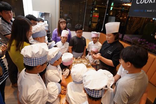 삼천리 임직원과 자녀들이 모던 중식당 CHAI797 역삼GFC점에서 열린 ‘자녀와 함께 하는 쿠킹클래스’ 행사에서 직접 음식을 만들어보고 있다.   

