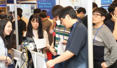 전력전자학술대회 참가자들이 행사장에 전시된 제품들을 살펴보고 있다.