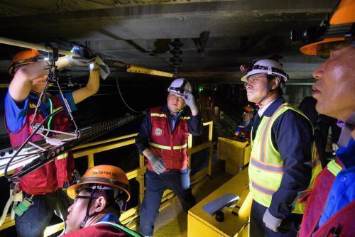 5일 청량리역에서 오영식 코레일 사장(오른쪽에서 두 번째)이 구내 전기설비를 점검하고 있다. 