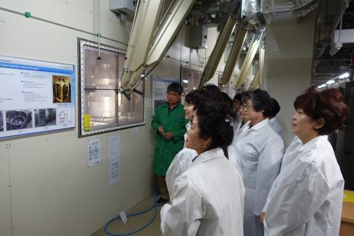 제2회 원자력토크콘서트에서 참가자들이 연구현장을 견학하고 있다.