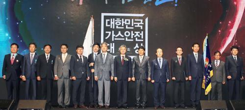 6일 서울 여의도 63빌딩에서 열린 ‘제25회 대한민국 가스안전대상’에서 이인호 산업부 차관이 수상자들과 기념사진을 찍고 있다.

