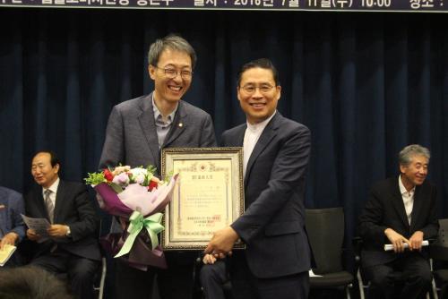 이훈 의원(왼쪽)이 헌정대상을 수상하고 있다.  
