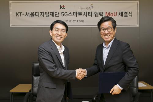 이용규 KT 5G사업본부 상무(왼쪽)와 이치형 서울디지털재단 이사장(오른쪽)이 기념사진을 찍고 있다.