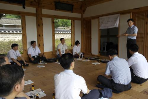 12일부터 13일 양일 간 열린 경북 김천 청렴클러스터 문화제에서 참가자들이 청백리연수 프로그램을 진행하고 있다.