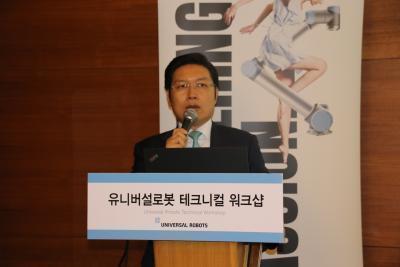 이용상 유니버설로봇 한국 영업 본부장이 13일 판교 코드야드 메리어트 호텔에서 자사의 e-시리즈 제품 소개를 하고 있다.