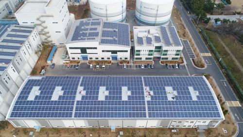 한국서부발전 태안화력 건물 지붕에 설치된 태양광 설비. 