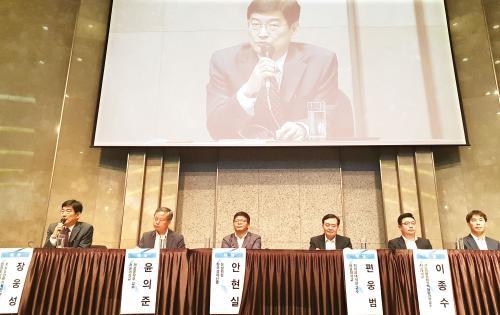 19일 산업부 주관으로 서울 엘타워에서 열린 ‘신산업 기술로드맵 공청회’에서 패널들이 토론을 벌이고 있다.

