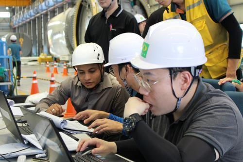 경남에 위치한 유니슨 사천 공장에서 4.2MW 발전기의 인증 심사를 위해 직원들이 토론하고 있다. 