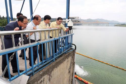 철서 정수장 을 방문 안전한 수돗물 공급을 위해 수질관리 실태를 긴급 점검하는 허성무 창원시장 
 