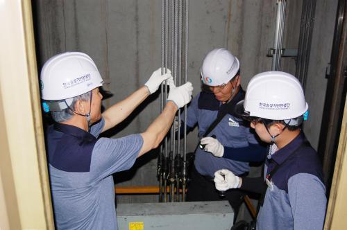 김영기 승강기안전공단 이사장(왼쪽 첫번째)과 직원들이 안전검사를 진행하고 있다. 