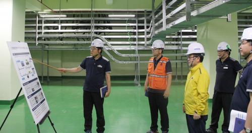 김병철 남부발전 사업본부장(왼쪽 세 번째)이 안동발전본부 지하전력구를 방문해 화재방지시스템에 대한 설명을 듣고 있다.
