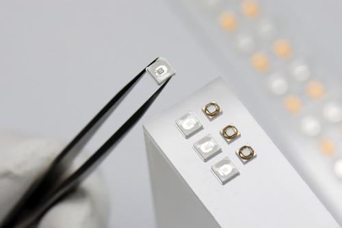 LG이노텍이 출시한 ‘위생조명 LED’를 연구원이 핀셋으로 집어 들고 있다.