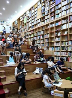 서울과 전국 대부분 지역에 폭염경보가 이어지고 있는 가운데 서울 중구 서울도서관에서 시민들이 책을 읽으며 더위를 피하고 있다.