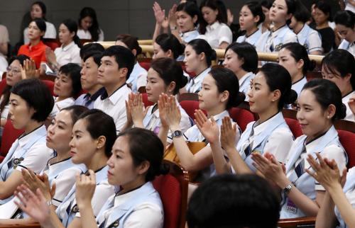 지난 7일 열린 KTX승무원 직접고용 토론회에 참석한 승무원들이 토론회 패널 소개에 박수를 보내고 있다.