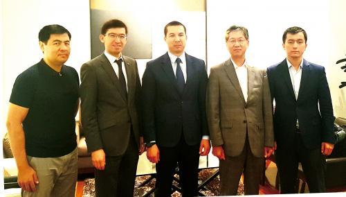 곽기영 전기조합 이사장(오른쪽 두 번째)과 우즈베키스탄 전기협회 압둘레예브 알리쉐르 회장(가운데) 등이 포즈를 취하고 있다. 