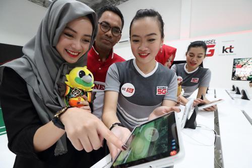 KT가 인도네시아에서 열리는 아시안게임 경기장에서 5G 체험관을 운영해 인기를 끌고 있다.