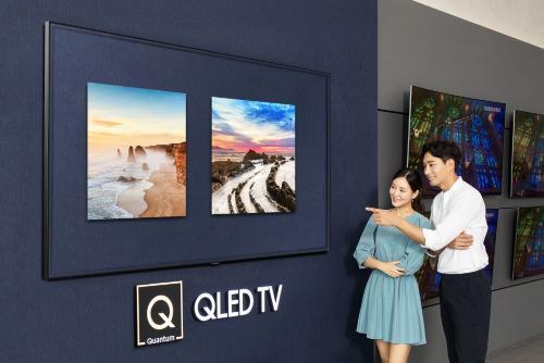 삼성전자 모델들이 삼성 디지털프라자 용인구성점의 새롭게 단장한 QLED TV 존에서 삼성 QLED TV를 감상하고 있다.
