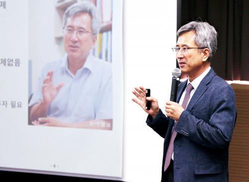 문승일 교수가 한국전기공사협회에서 4차산업혁명과 에너지저장장치에 관한 세미나를 진행하고 있다. 