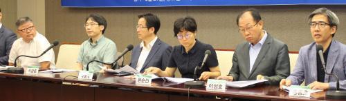 21일 한국프레스센터에서 열린 원자력업계의 에너지전환정책 흔들기, 도를 넘었다-에너지전환포럼 전문가 기자간담회에서 각 분야 전문가들이 발언을 하고 있다. 