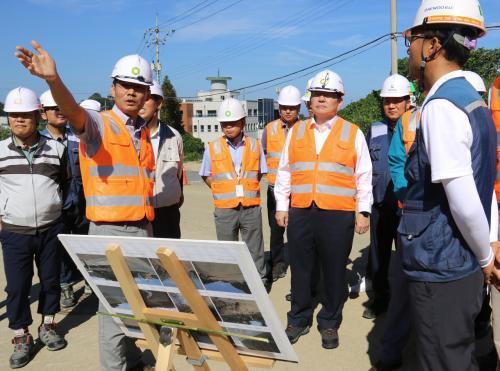 차성수 한국원자력환경공단 이사장(오른쪽에서 세 번째)이 방폐장 2단계 건설현장을 방문해 태풍 내습에 대비한 시설물 안전점검을 실시하고 있다.