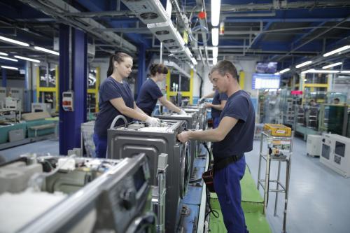 삼성전자의 유럽향 세탁기와 냉장고 등을 생산하는 삼성전자 폴란드 공장의 제조 현장 모습