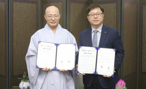 박일준 한국동서발전 사장(오른쪽)과 조계종 총무원장 권한대행 진우스님(왼쪽)이 재생에너지 협력 협약 체결 후 기념사진을 찍고 있다. 

