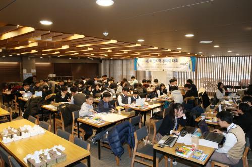 지난해 열린 ‘제3회 원자력 창의력 대회’에서 참가자들이 발표 자료를 작성하고 있다.